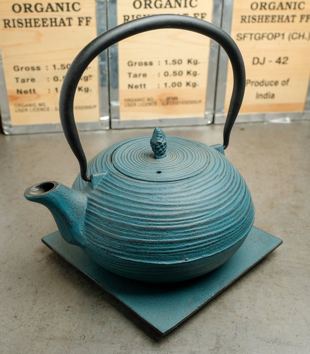 Teekanne aus Gußeisen