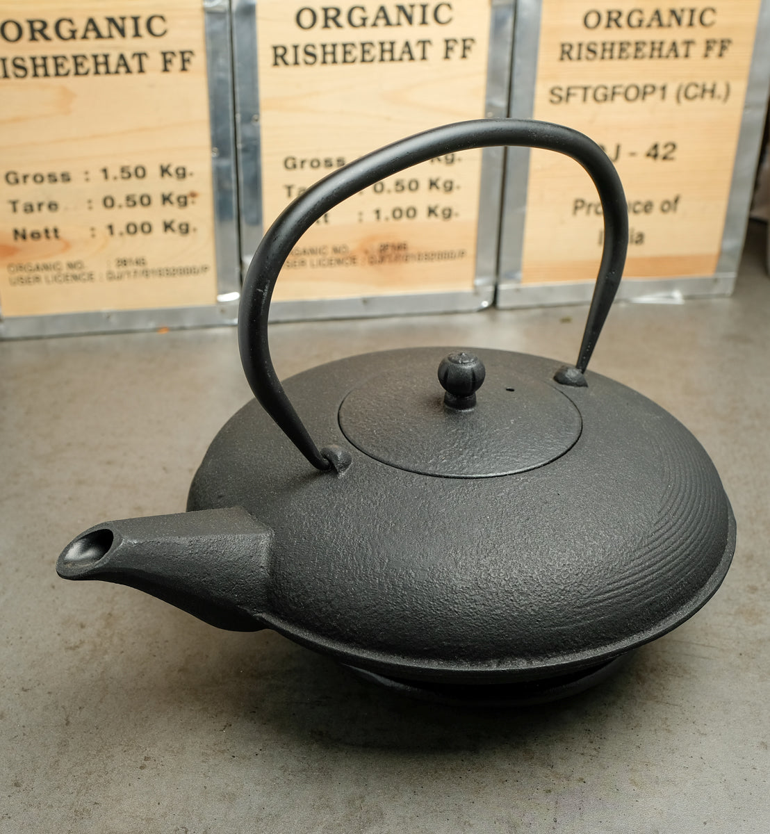 Klassische Teekanne Set mit Untersetzer und 2 Cups mit Untersetzer aus Gußeisen
