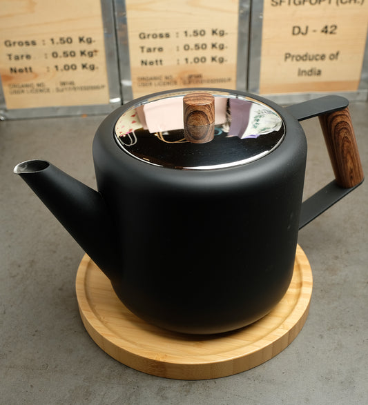 Moderne, doppelwandige Teekanne inclusive Sieb